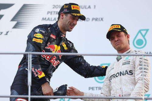Daniel Ricciardo y Nico Rosberg en el podio de Malasia