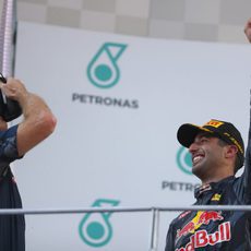 Christian Horner bebe de la bota de Ricciardo