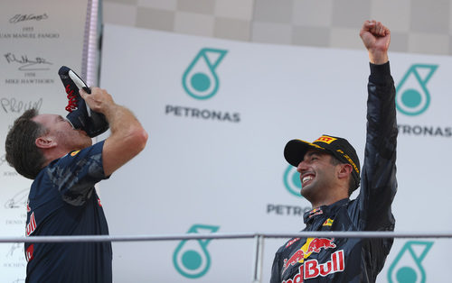 Christian Horner bebe de la bota de Ricciardo