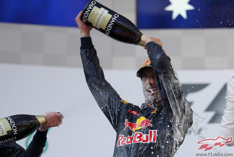 Ducha de champán en el podio para Daniel Ricciardo