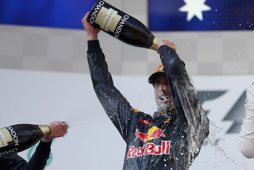 Ducha de champán en el podio para Daniel Ricciardo