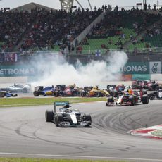 Lewis Hamilton defiende la pole en la salida
