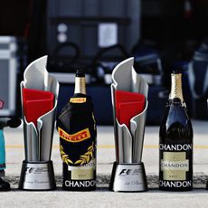 Trofeos para los pilotos del podio en Malasia