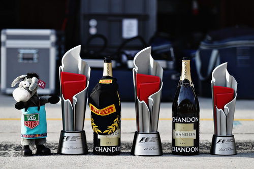 Trofeos para los pilotos del podio en Malasia