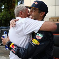 Daniel Ricciardo se abraza con Helmut Marko