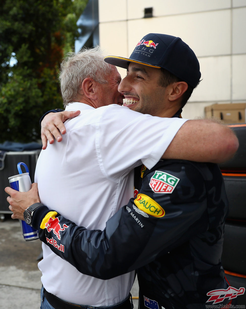 Daniel Ricciardo se abraza con Helmut Marko