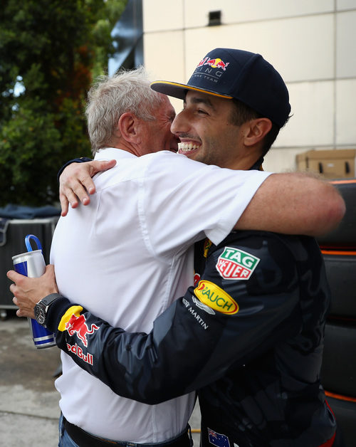 Daniel Ricciardo se abraza con Helmut Marko