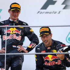 Daniel Ricciardo y Max Verstappen en el podio