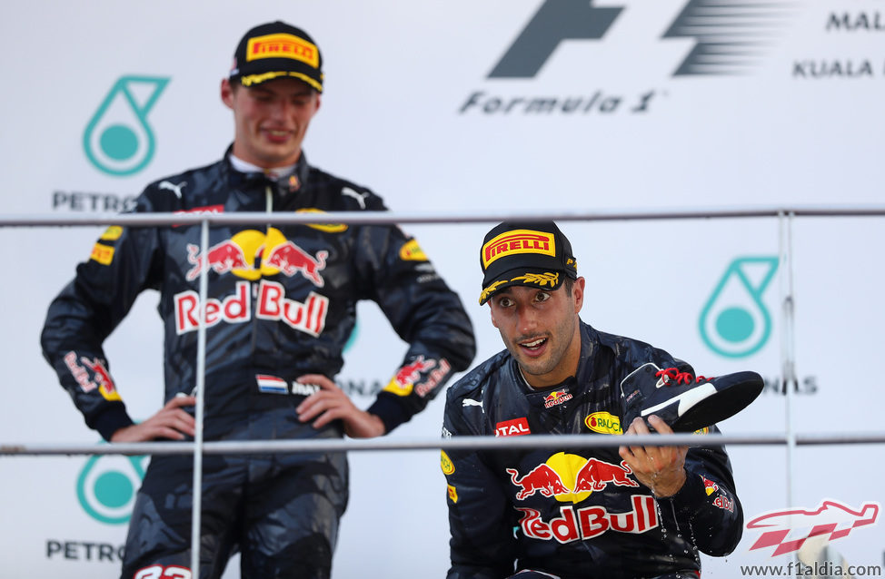 Daniel Ricciardo y Max Verstappen en el podio