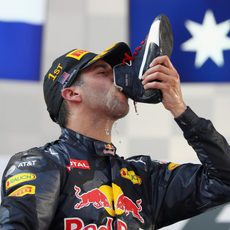 Daniel Ricciardo bebe de su bota