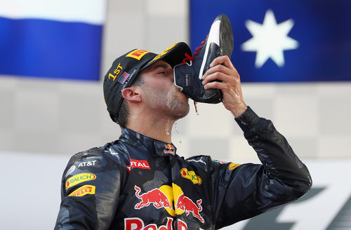 Daniel Ricciardo bebe de su bota