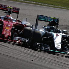 Toque entre Kimi Räikkönen y Nico Rosberg