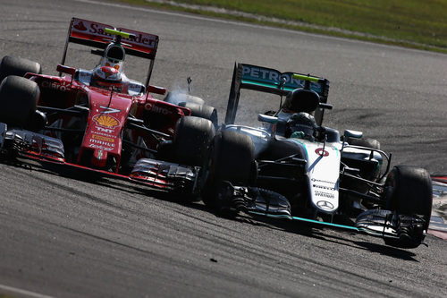Toque entre Kimi Räikkönen y Nico Rosberg
