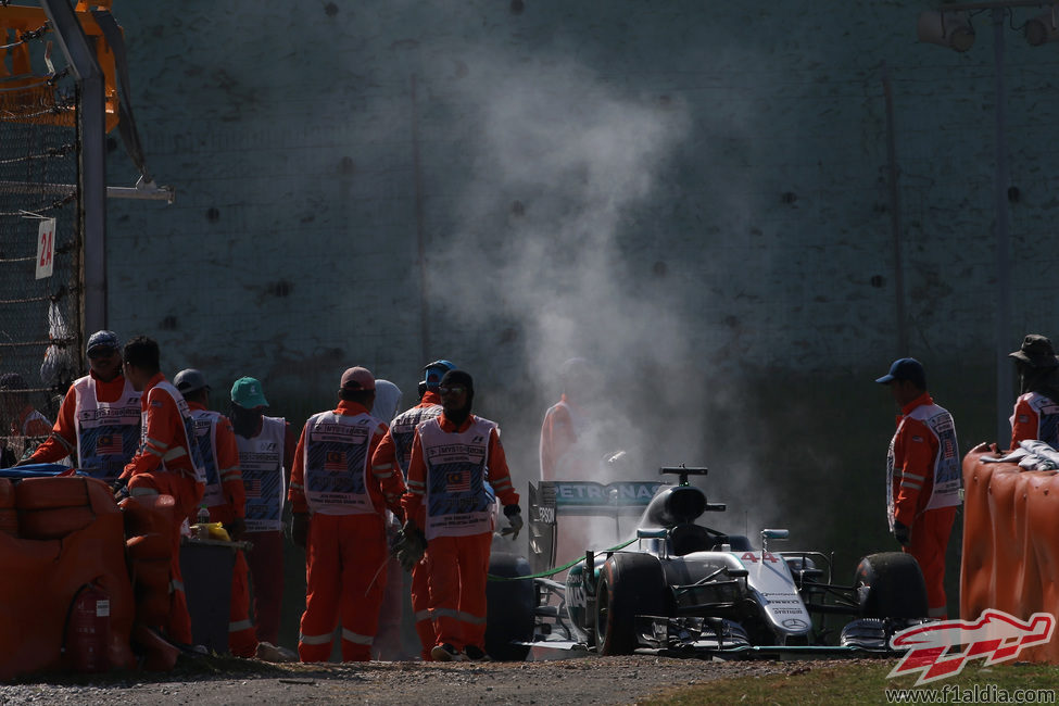 Lewis Hamilton abandona en Sepang por rotura de motor