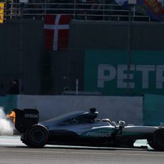 El motor del coche de Lewis Hamilton estalla en llamas