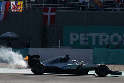 El motor del coche de Lewis Hamilton estalla en llamas