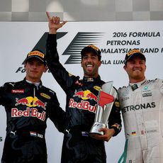 Felicidad en el podio de Ricciardo, Verstappen y Rosberg