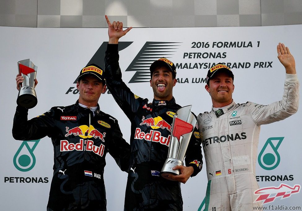 Felicidad en el podio de Ricciardo, Verstappen y Rosberg