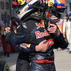 Max Verstappen y Daniel Ricciardo se abrazan al terminar la carrera