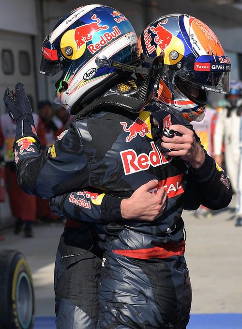 Max Verstappen y Daniel Ricciardo se abrazan al terminar la carrera