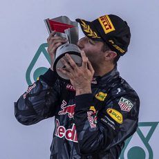 Daniel Ricciardo besa el trofeo de ganador