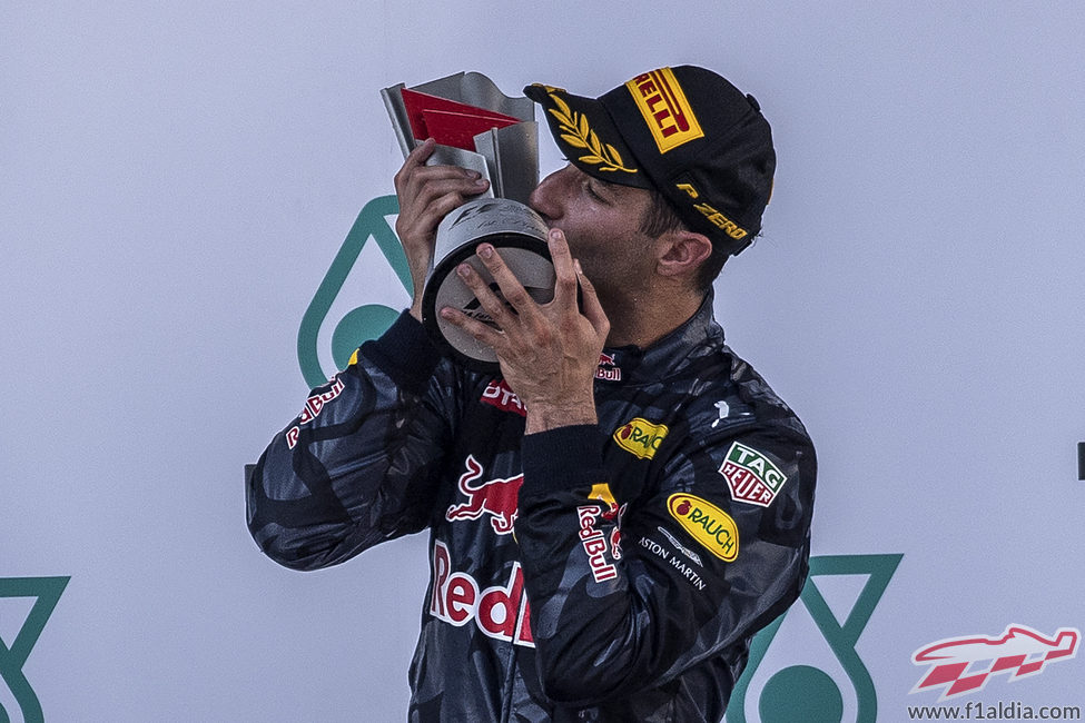 Daniel Ricciardo besa el trofeo de ganador