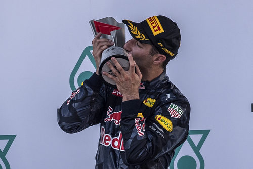 Daniel Ricciardo besa el trofeo de ganador