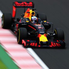 Daniel Ricciardo avanza en Suzuka