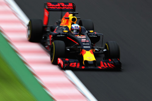 Daniel Ricciardo avanza en Suzuka