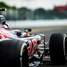 Carlos Sainz practica salidas en Japón