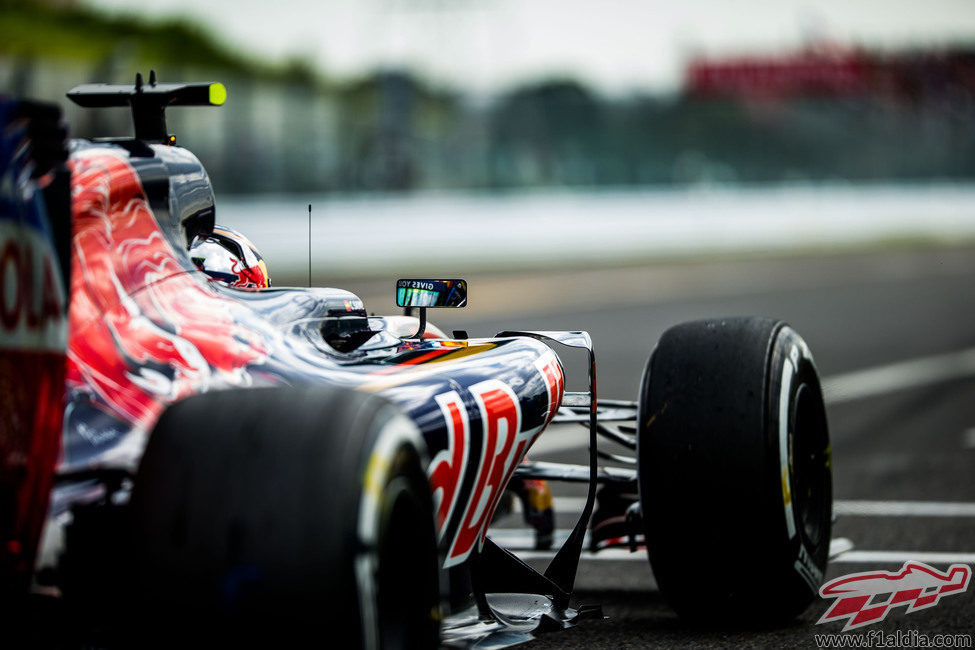 Carlos Sainz practica salidas en Japón