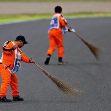 Los comisarios limpian la pista de suciedad