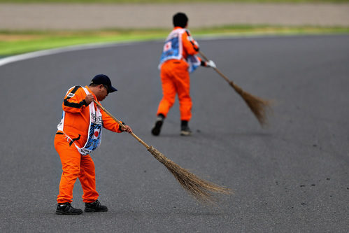 Los comisarios limpian la pista de suciedad