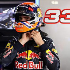 Max Verstappen se coloca el casco antes de salir a pista