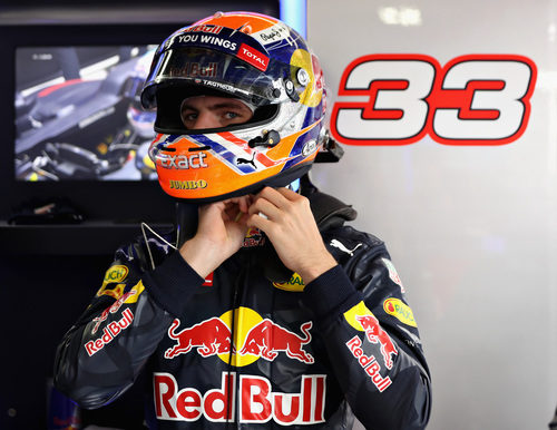 Max Verstappen se coloca el casco antes de salir a pista