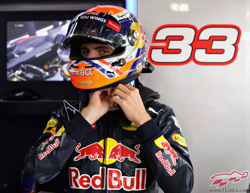 Max Verstappen se coloca el casco antes de salir a pista