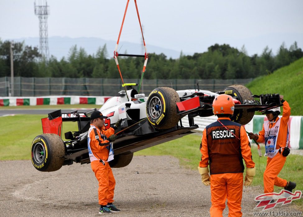 La grúa se lleva el coche de Esteban Gutiérrez