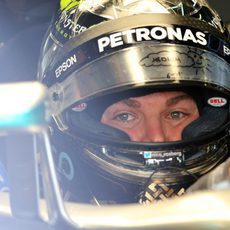 Nico Rosberg espera la señal de su equipo