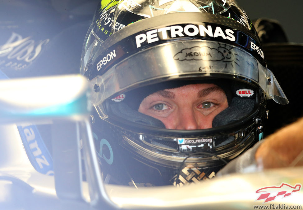 Nico Rosberg espera la señal de su equipo