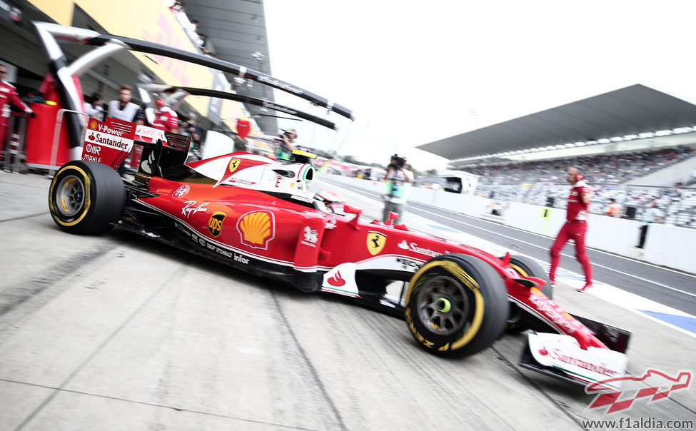 Kimi Räikkönen sale del box en Suzuka