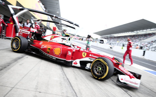 Kimi Räikkönen sale del box en Suzuka