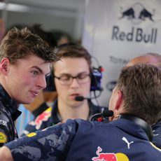 Max Verstappen charla con sus ingenieros