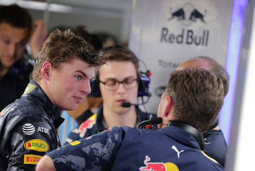 Max Verstappen charla con sus ingenieros