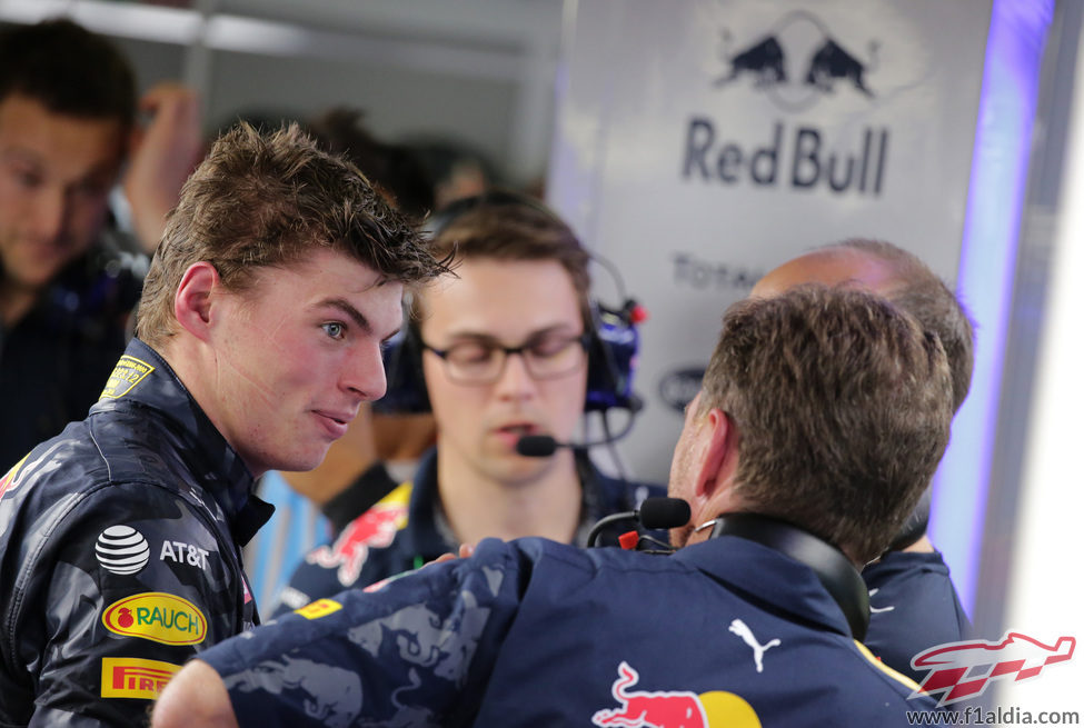 Max Verstappen charla con sus ingenieros