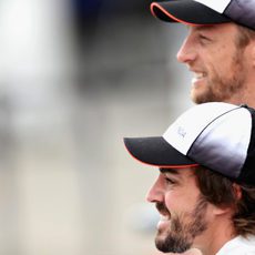 Fernando Alonso y Jenson Button sonríen ante las cámaras