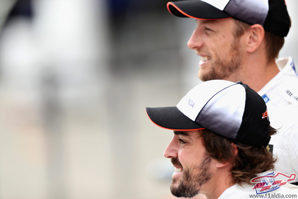 Fernando Alonso y Jenson Button sonríen ante las cámaras