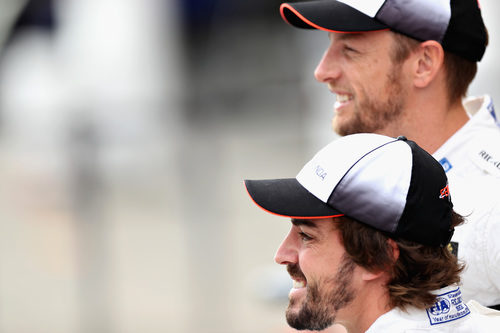 Fernando Alonso y Jenson Button sonríen ante las cámaras