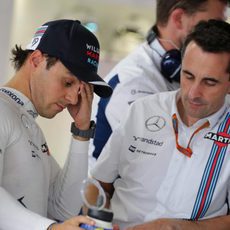 Felipe Massa charla con su ingeniero