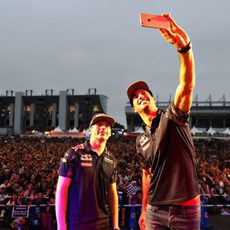 Selfie de Daniel Ricciardo y Max Verstappen