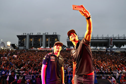 Selfie de Daniel Ricciardo y Max Verstappen